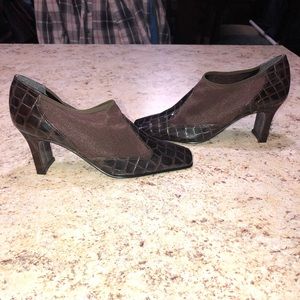 J Renee 2.5 Heels Faux Alligator Design NWOT, 6.5